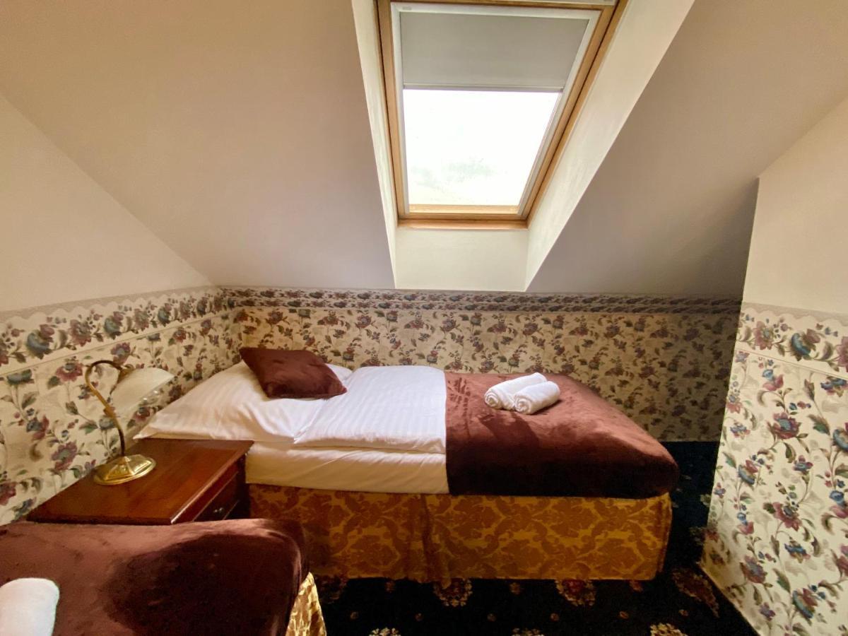 Quarto Econômico com 2 Camas de Solteiro