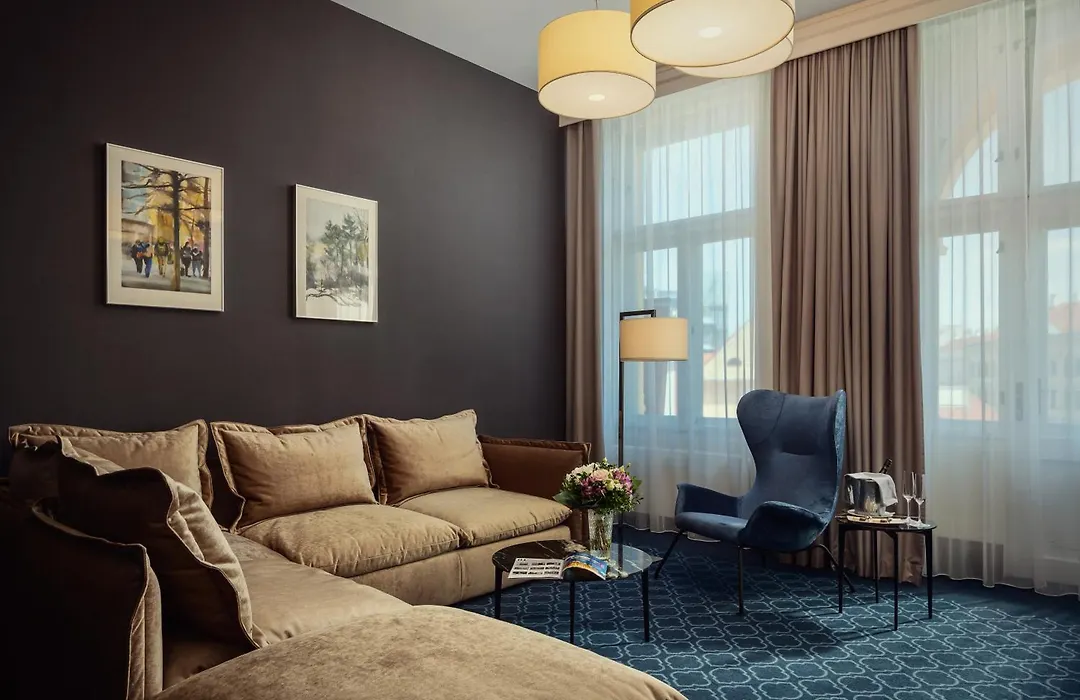 Hotel KINGS COURT-1