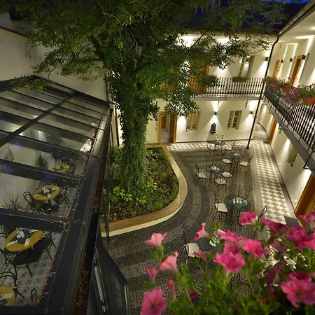Hotel At The White Lily-3